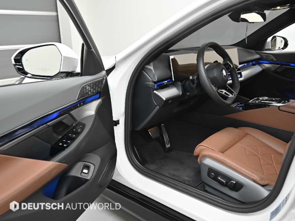 BMW 5-Series — photo 11
