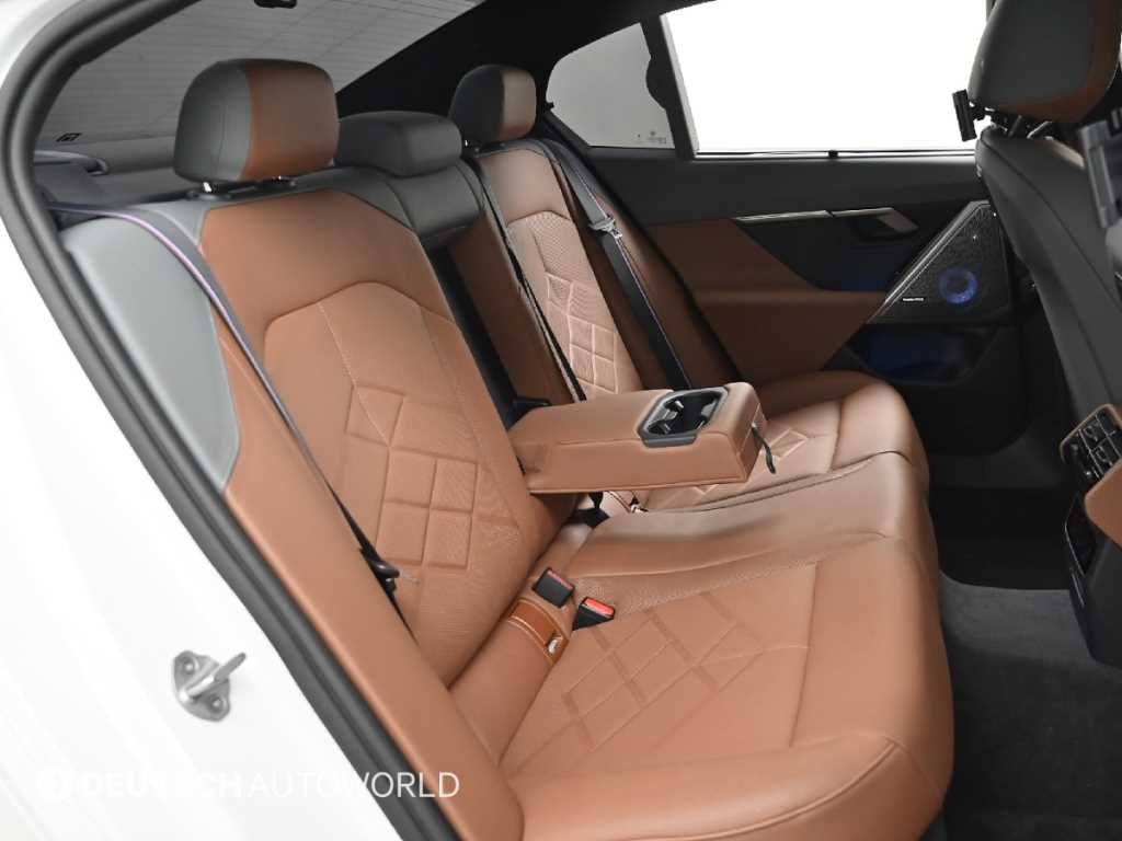 BMW 5-Series — photo 12