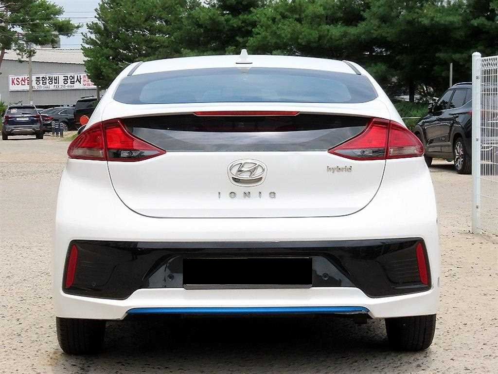 Hyundai Ioniq — photo 04