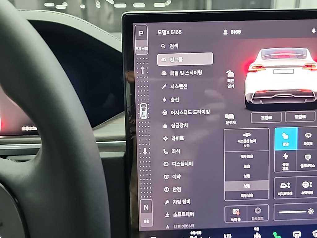 Tesla Model X — photo 08