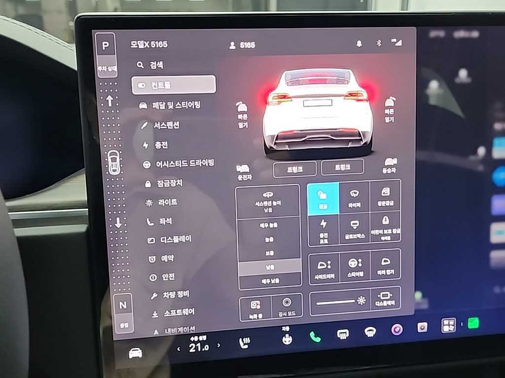 Tesla Model X — photo 10