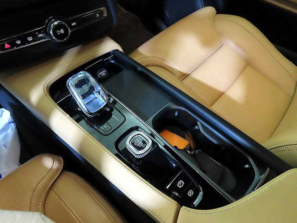 Volvo XC90 — photo 12