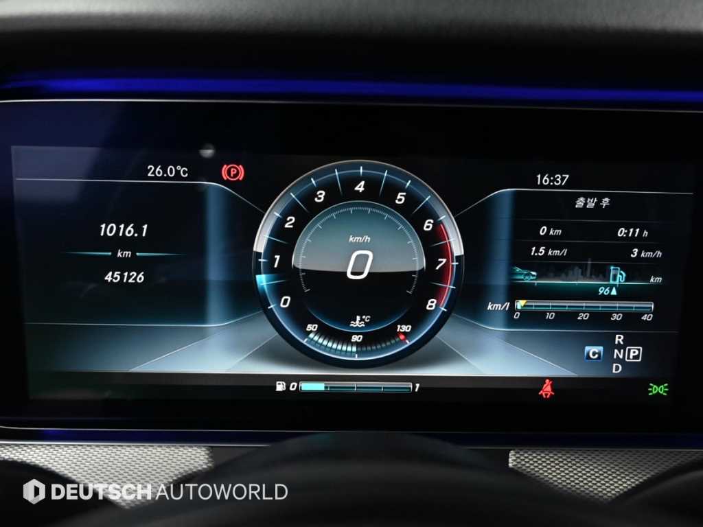 Mercedes-Benz E-Class — photo 08