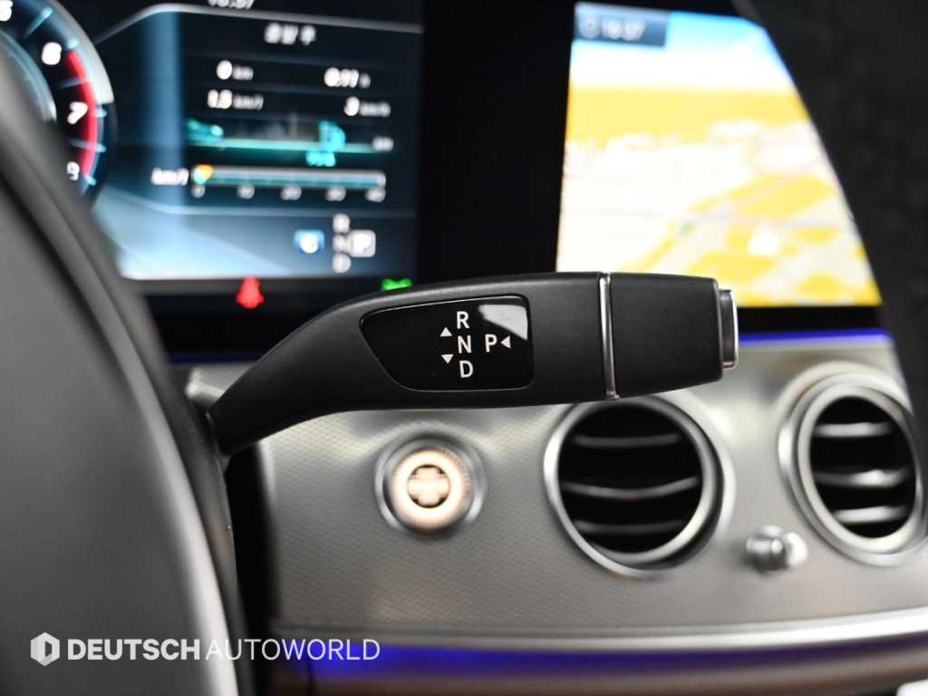 Mercedes-Benz E-Class — photo 09