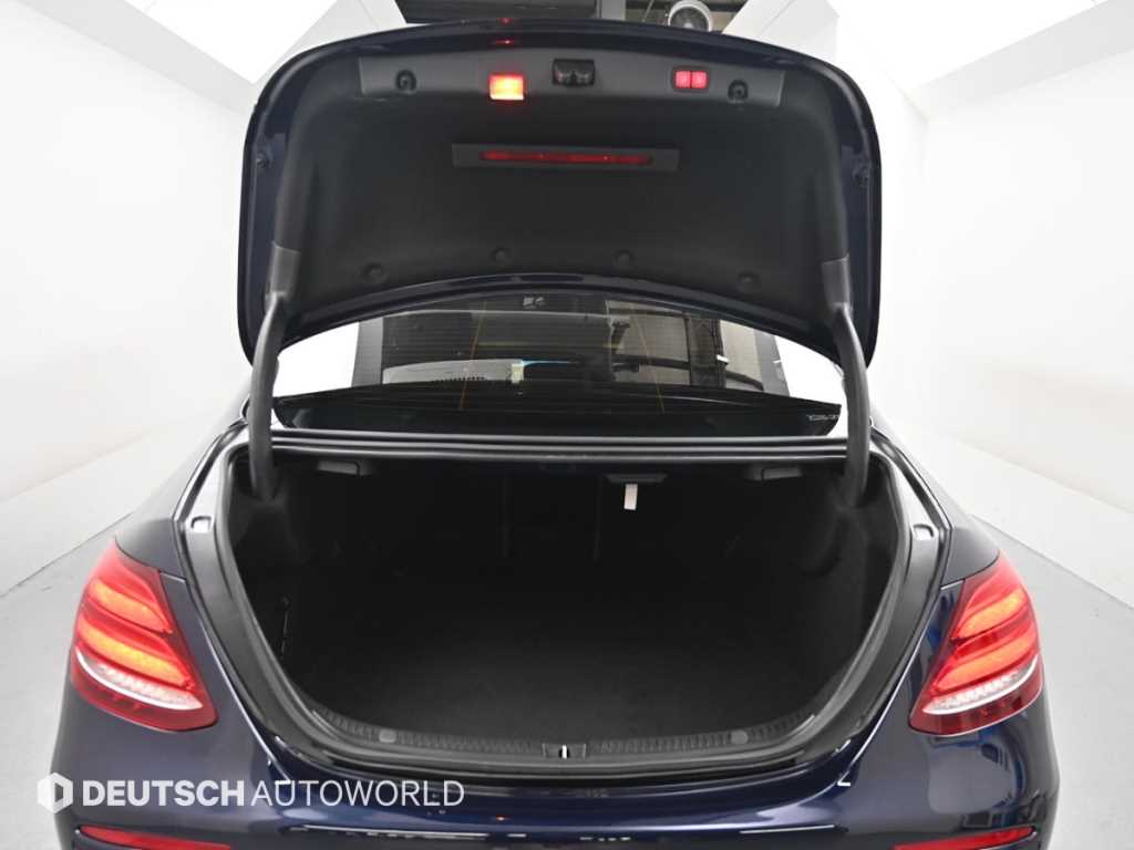Mercedes-Benz E-Class — photo 19