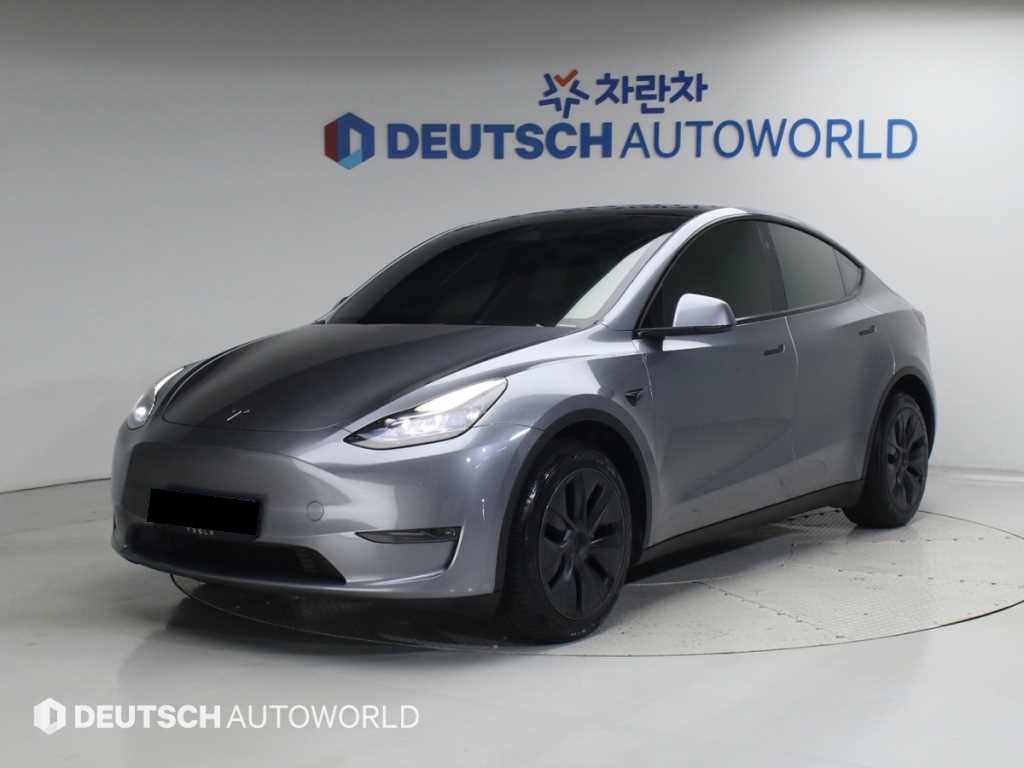 Tesla Model Y — photo 01