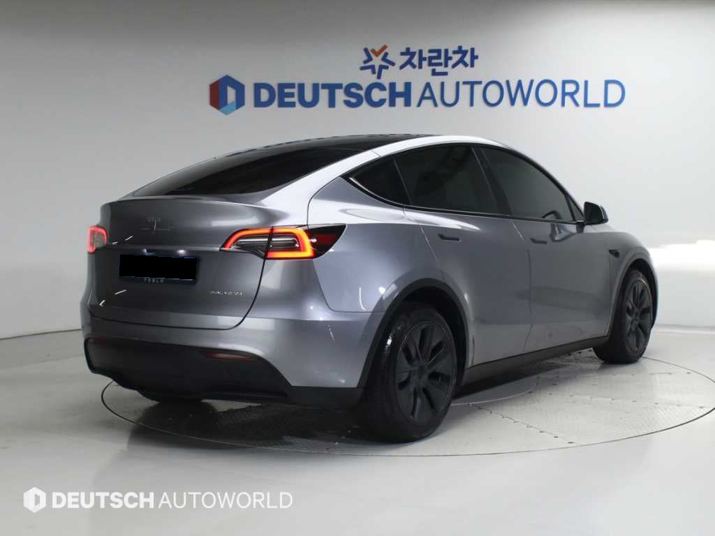 Tesla Model Y — photo 02