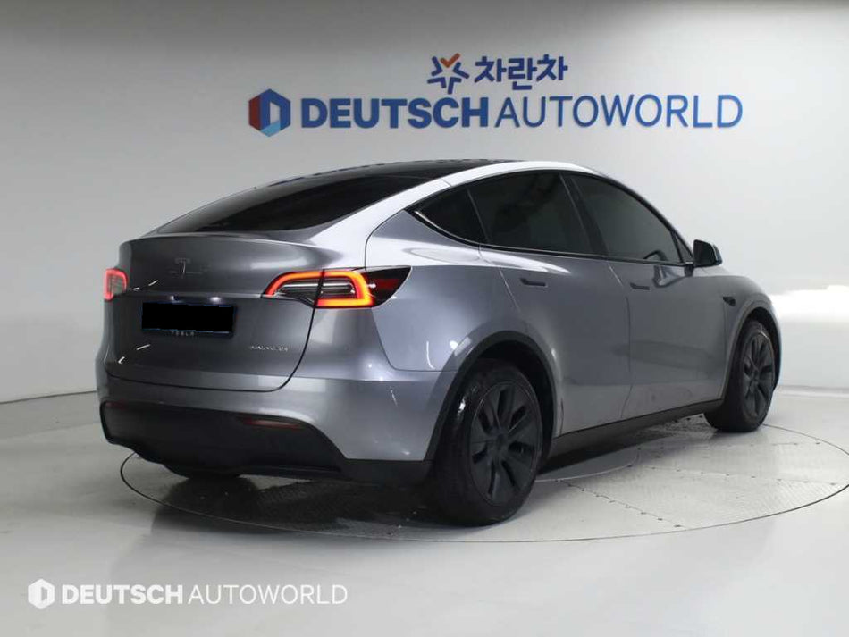 Tesla Model Y — photo 02