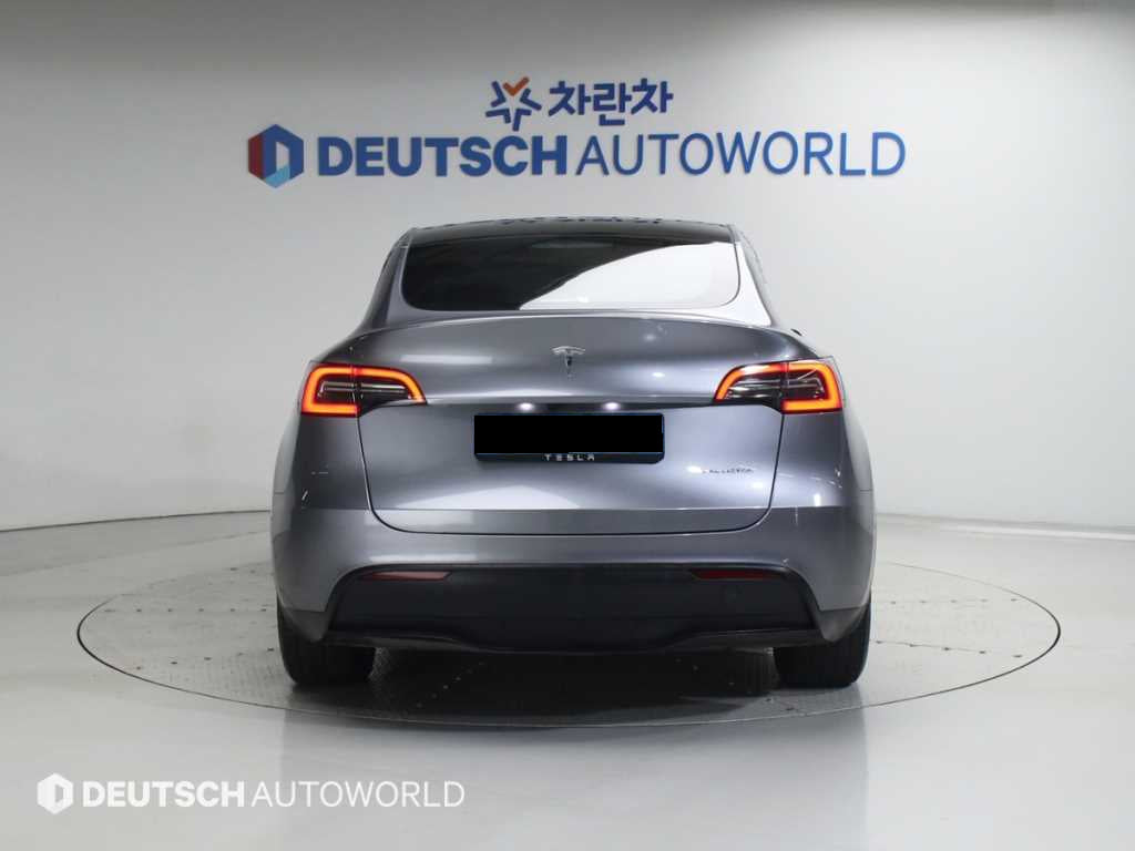 Tesla Model Y — photo 04