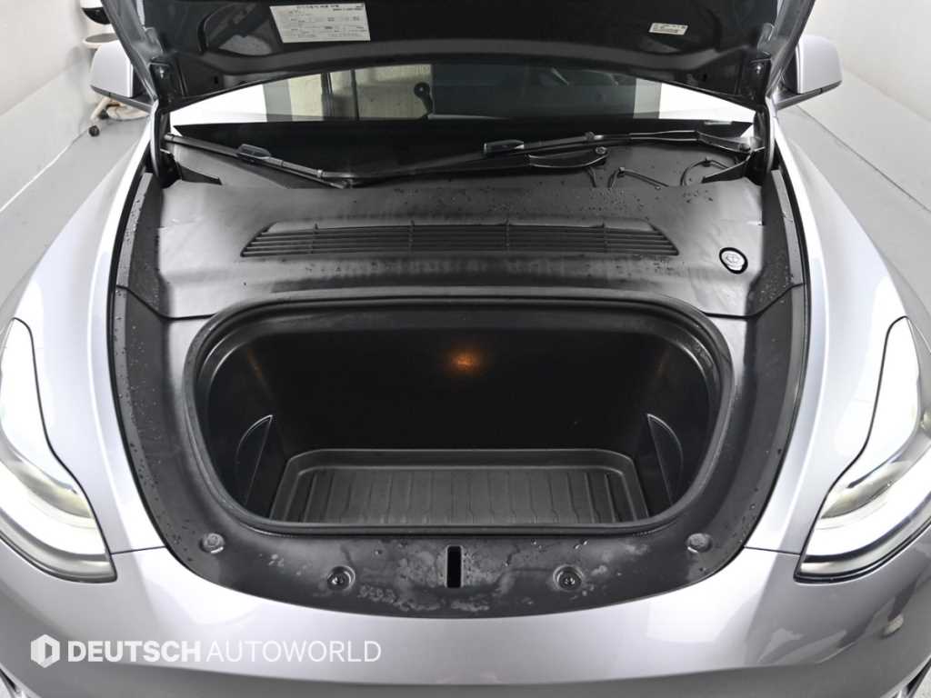 Tesla Model Y — photo 06