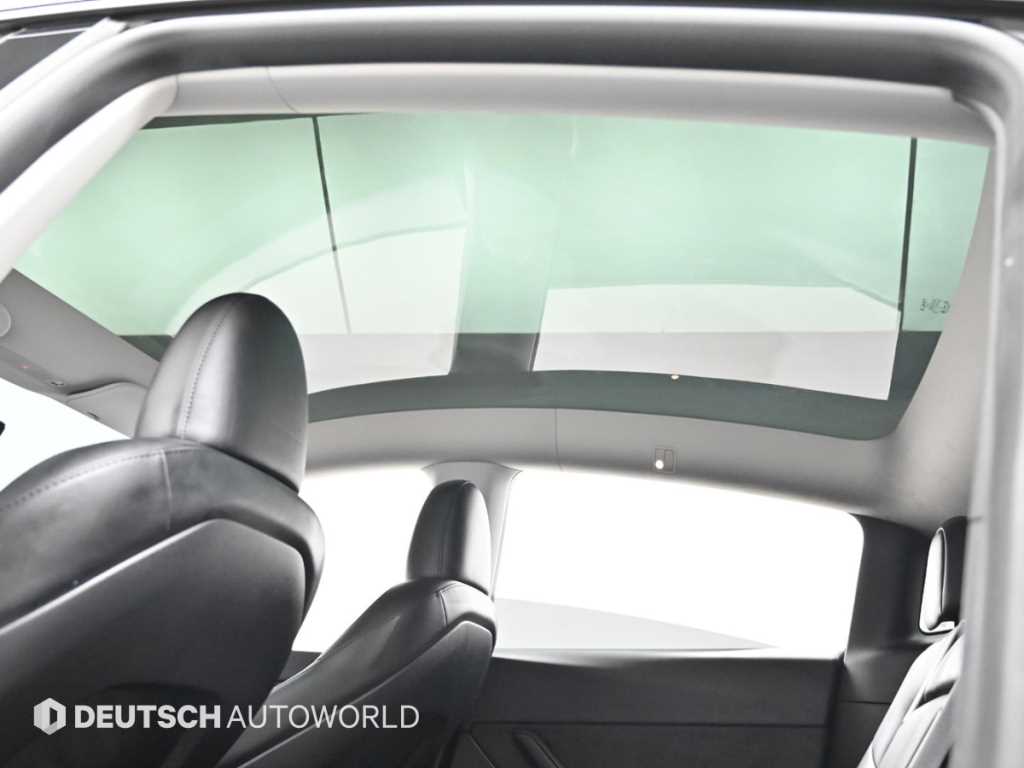Tesla Model Y — photo 18