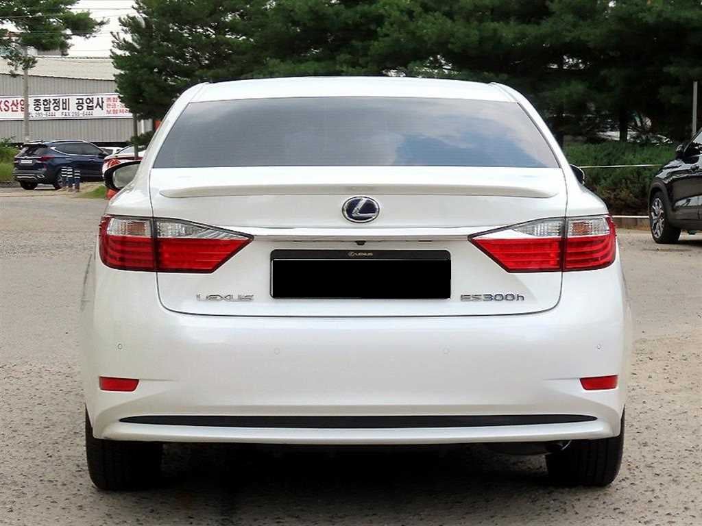 Lexus ES — photo 04