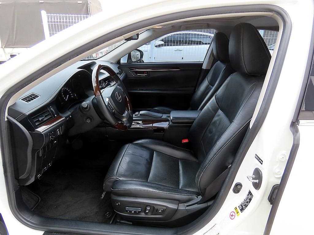 Lexus ES — photo 05