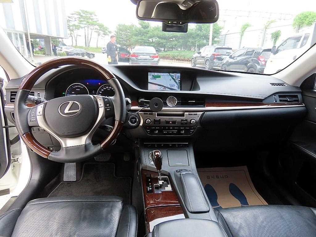 Lexus ES — photo 07
