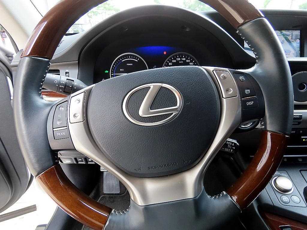 Lexus ES — photo 08