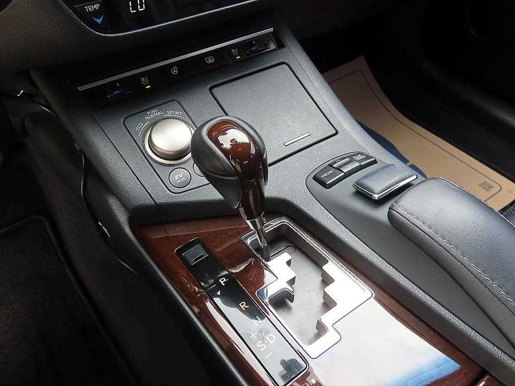 Lexus ES — photo 10