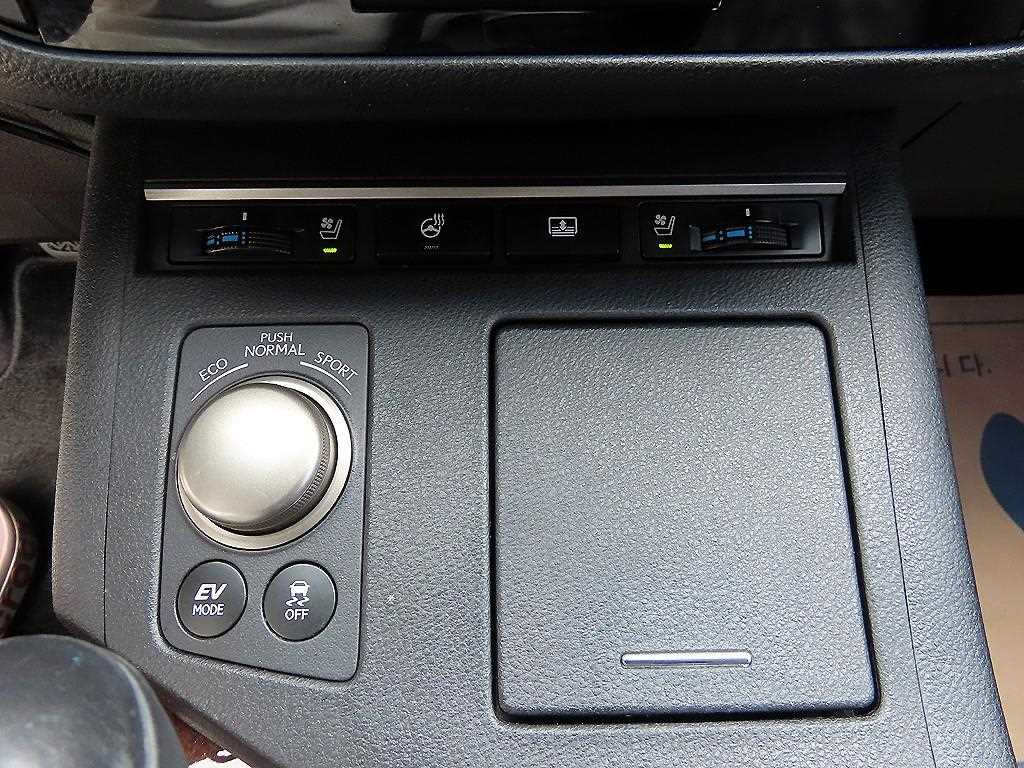 Lexus ES — photo 13