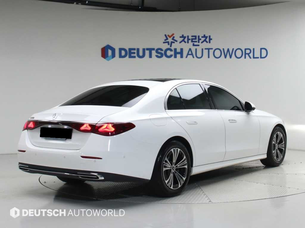 Mercedes-Benz E-Class — photo 02