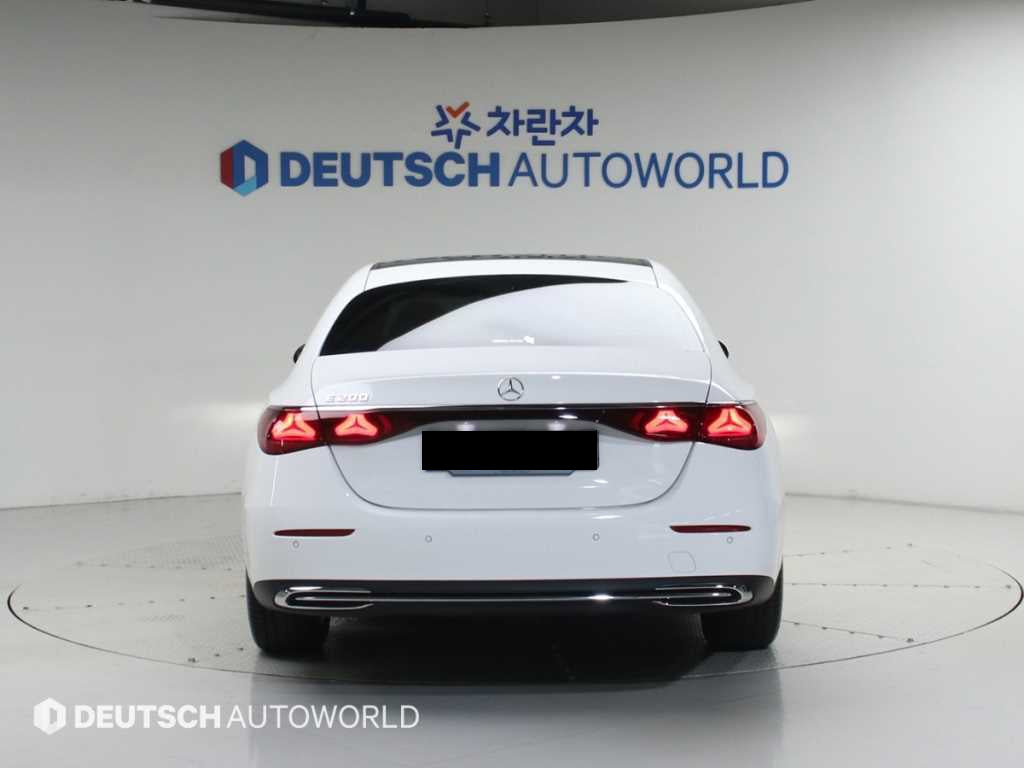 Mercedes-Benz E-Class — photo 04