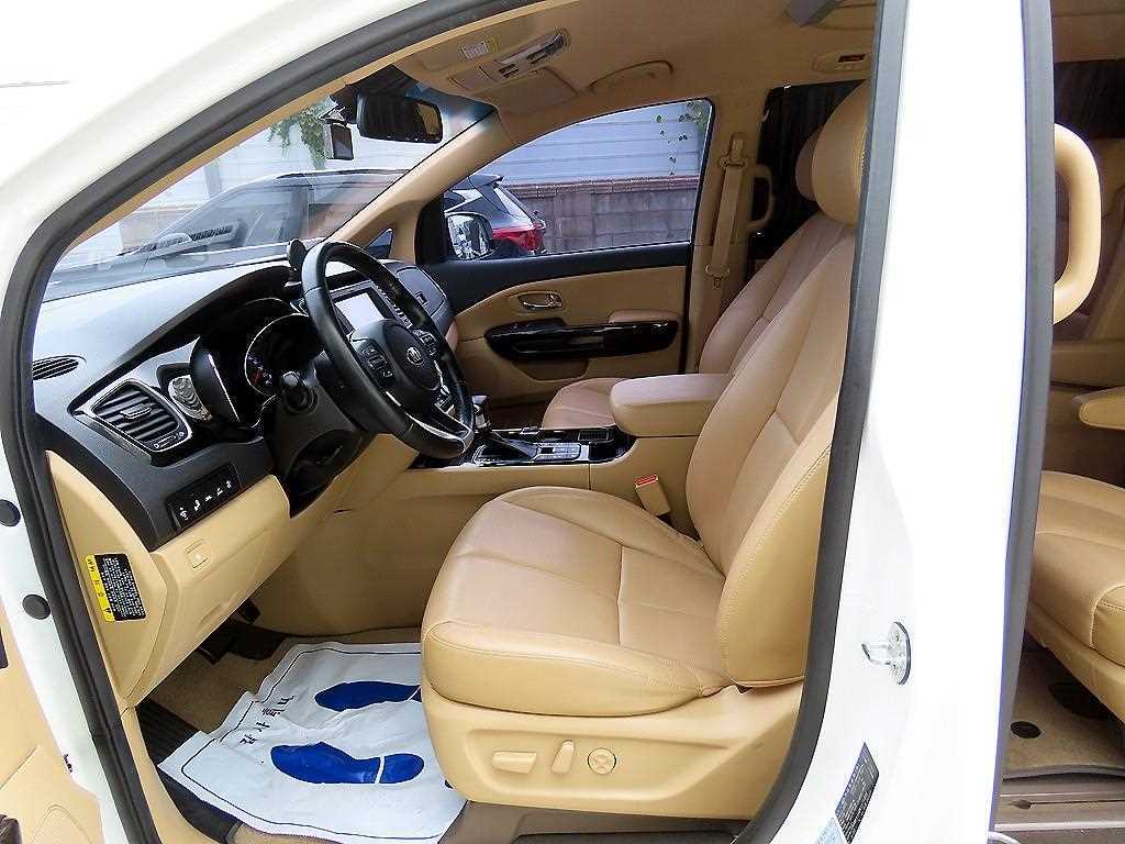 Kia Carnival — photo 05