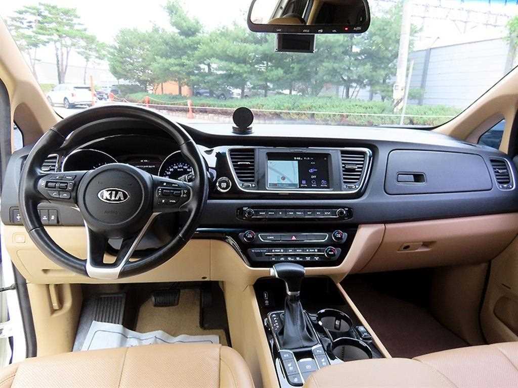 Kia Carnival — photo 08