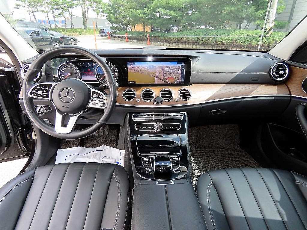 Mercedes-Benz E-Class — photo 07