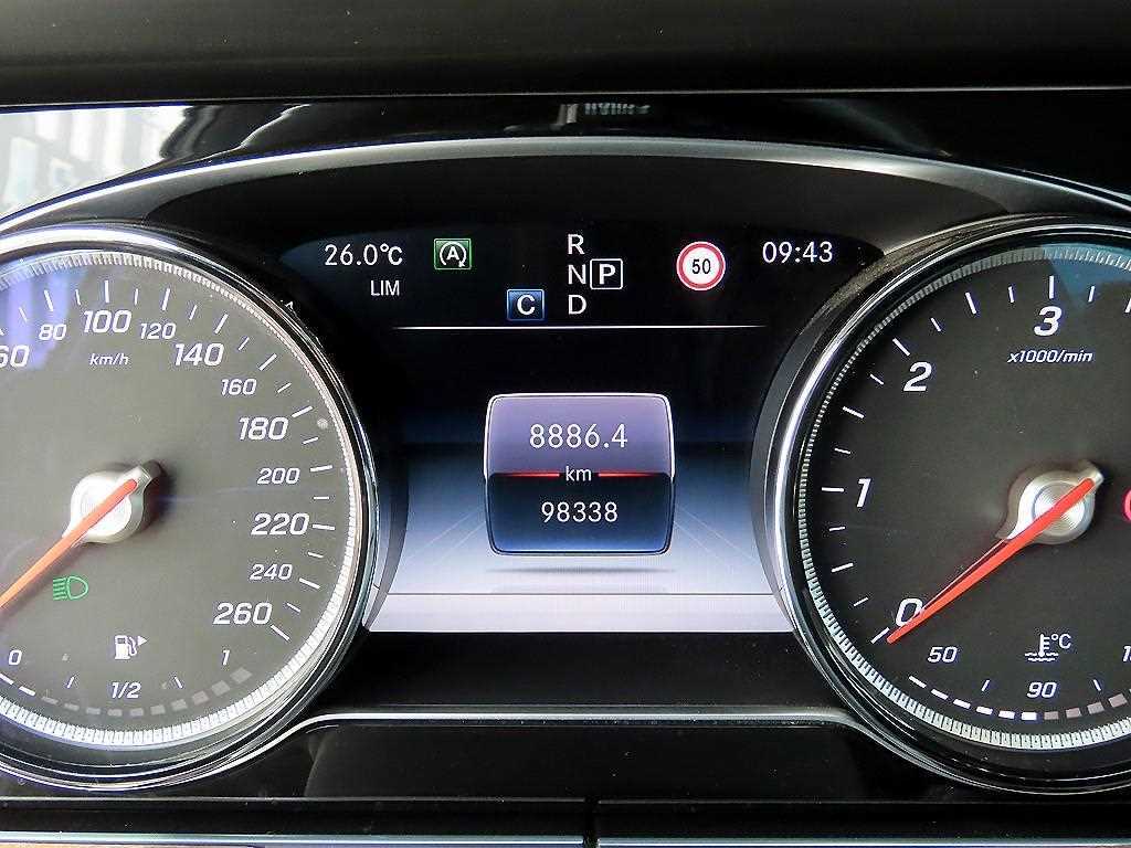 Mercedes-Benz E-Class — photo 09
