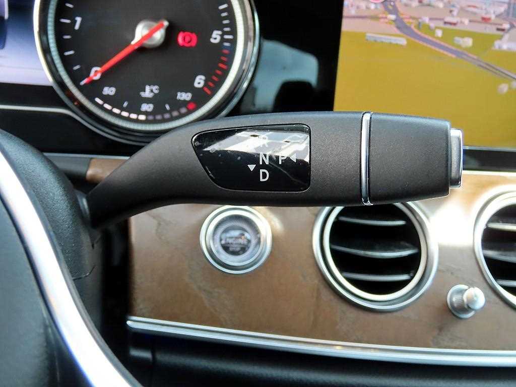 Mercedes-Benz E-Class — photo 10