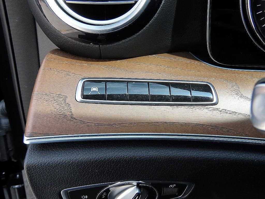 Mercedes-Benz E-Class — photo 11