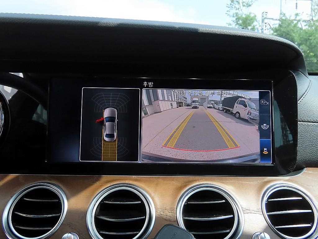 Mercedes-Benz E-Class — photo 15