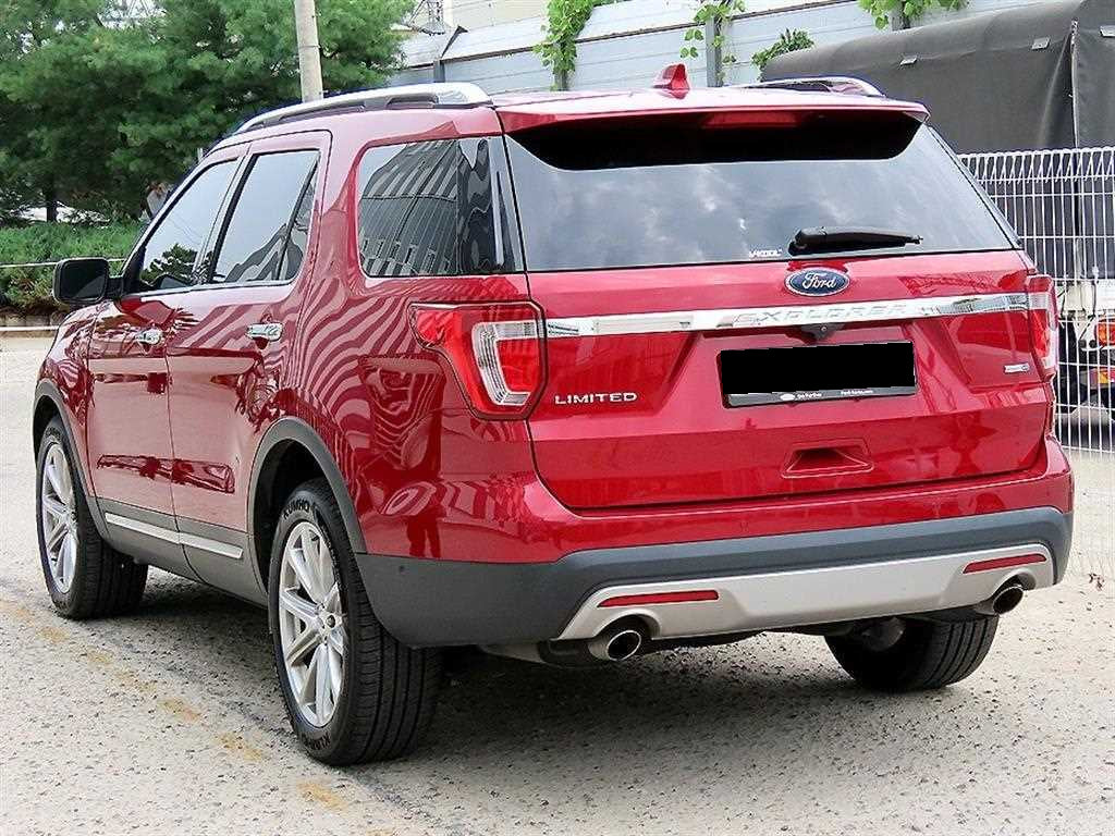 Ford Explorer — photo 03