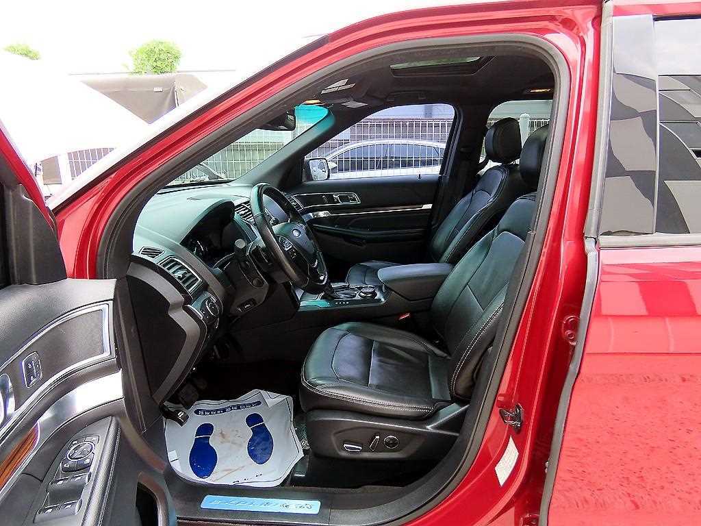 Ford Explorer — photo 05