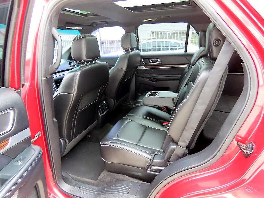 Ford Explorer — photo 06