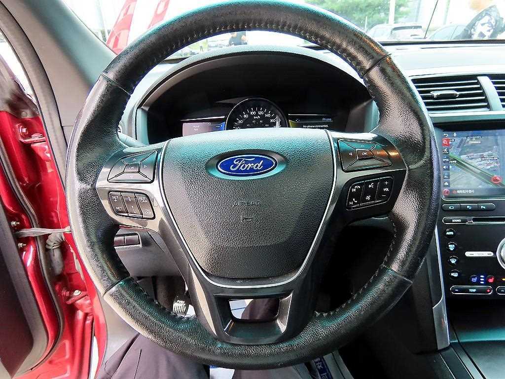 Ford Explorer — photo 08