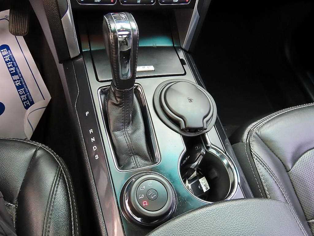 Ford Explorer — photo 10