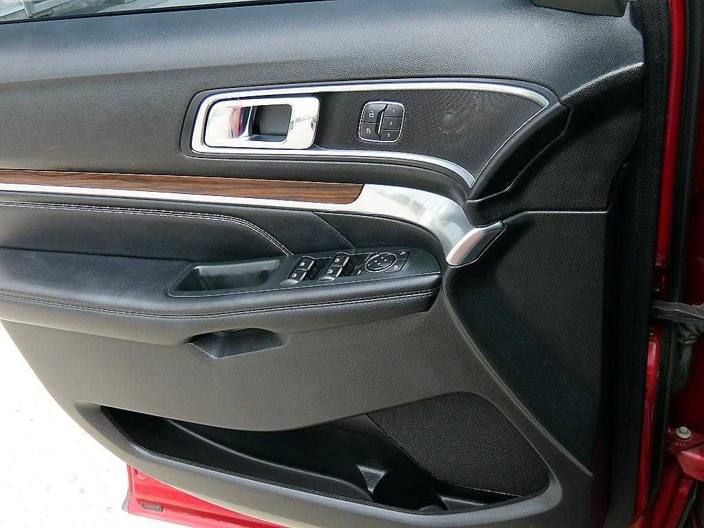 Ford Explorer — photo 11