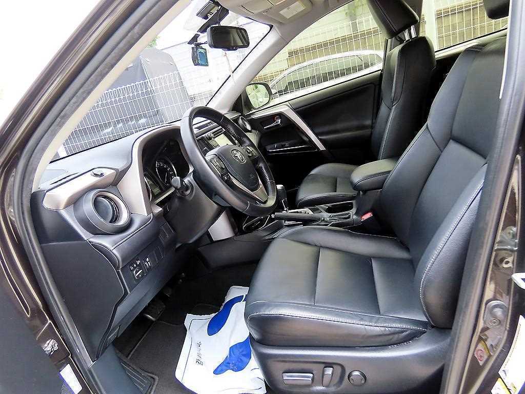 Toyota RAV4 — photo 05