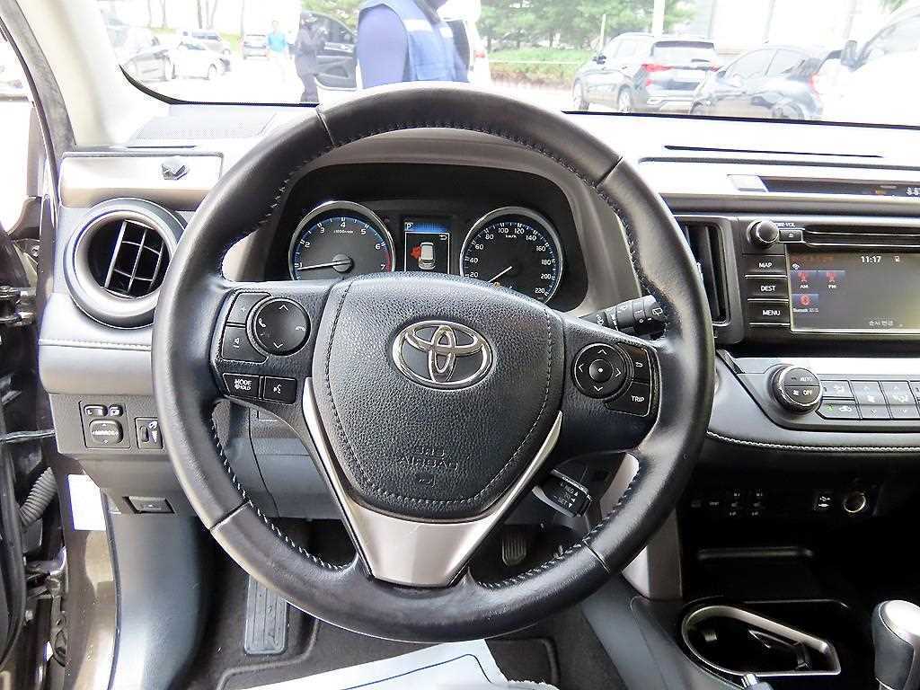 Toyota RAV4 — photo 08