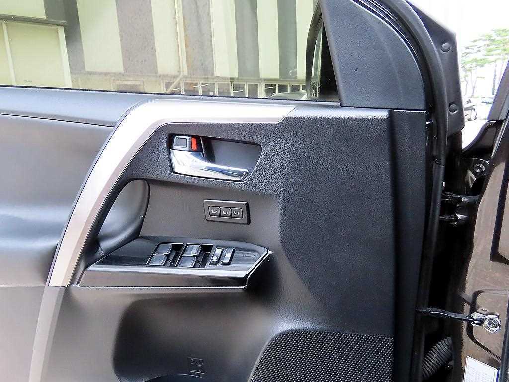 Toyota RAV4 — photo 11