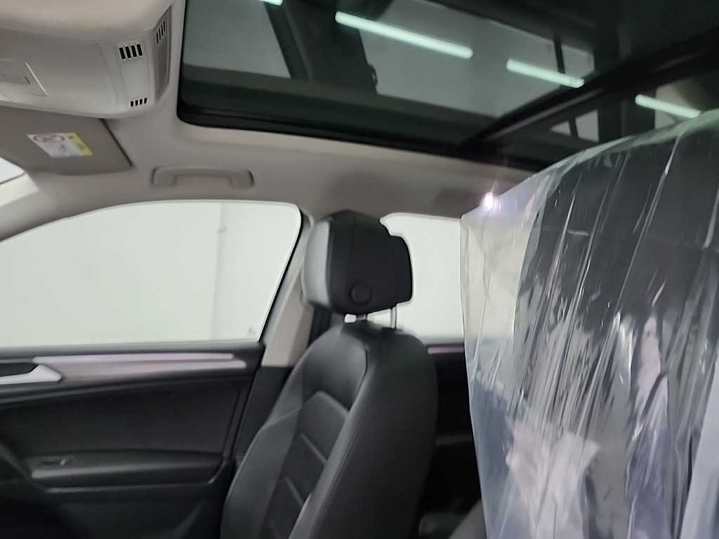 Volkswagen Tiguan — photo 14