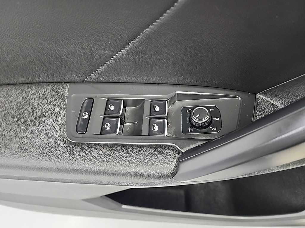 Volkswagen Tiguan — photo 17