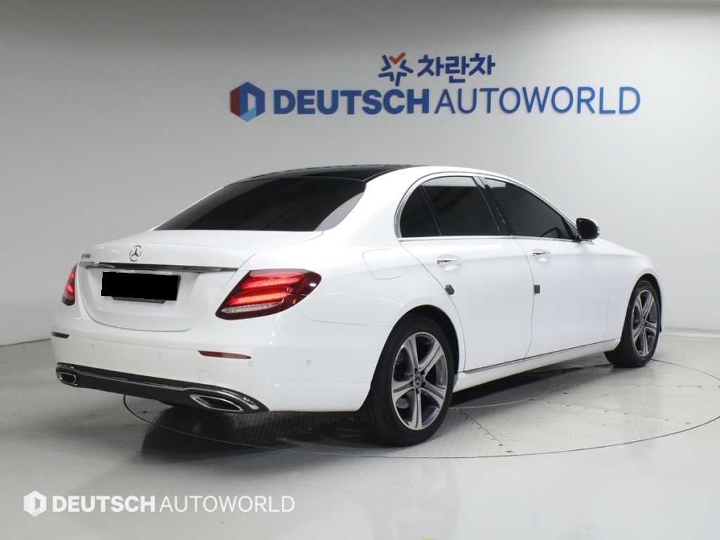 Mercedes-Benz E-Class — photo 02