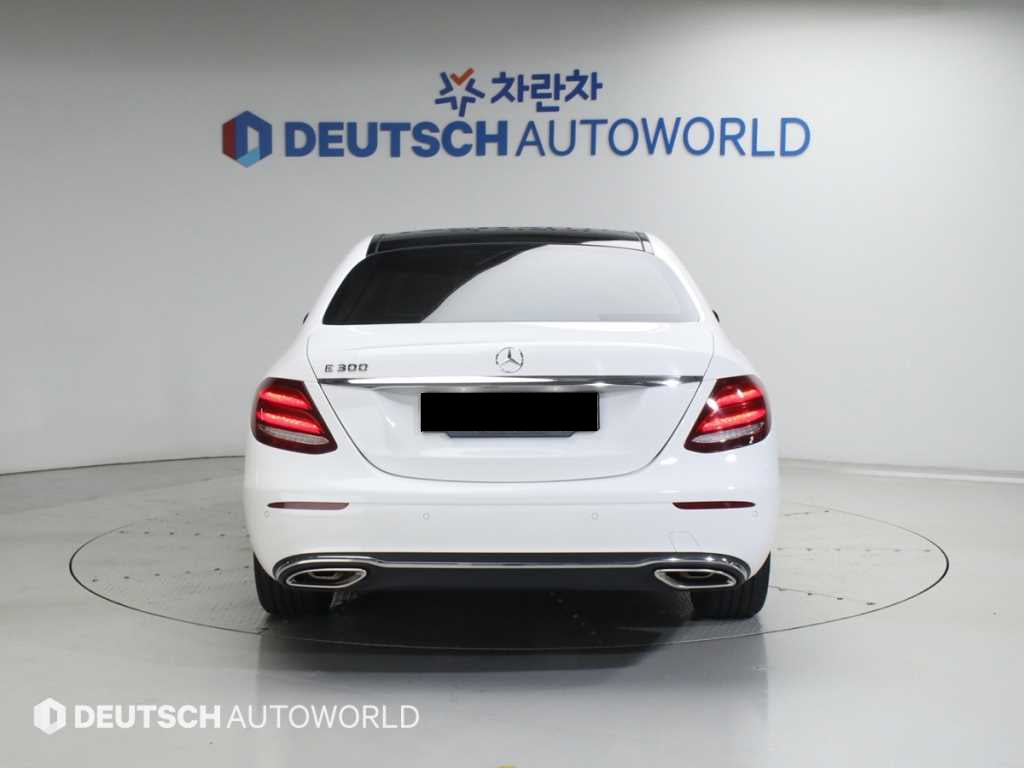 Mercedes-Benz E-Class — photo 04