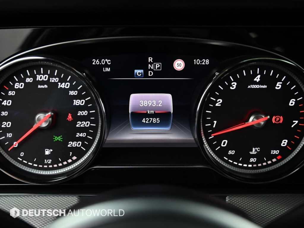 Mercedes-Benz E-Class — photo 08
