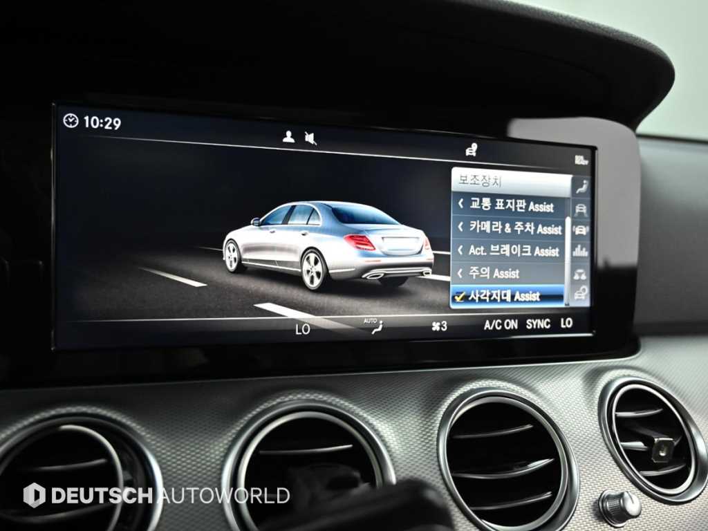 Mercedes-Benz E-Class — photo 17