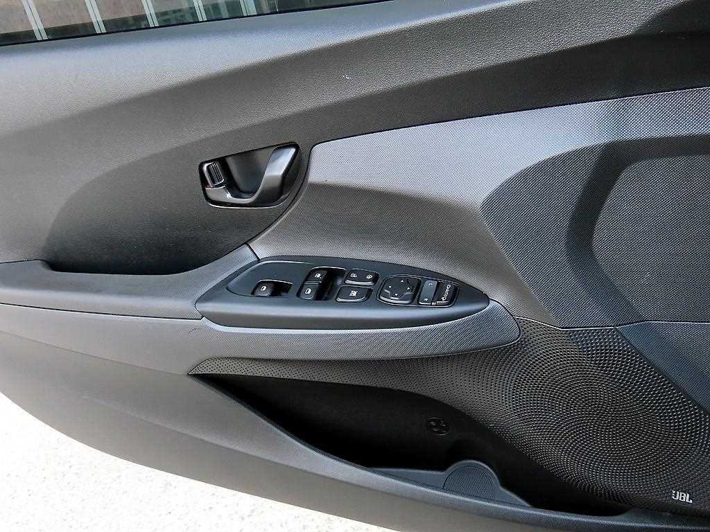 Hyundai Veloster — photo 11