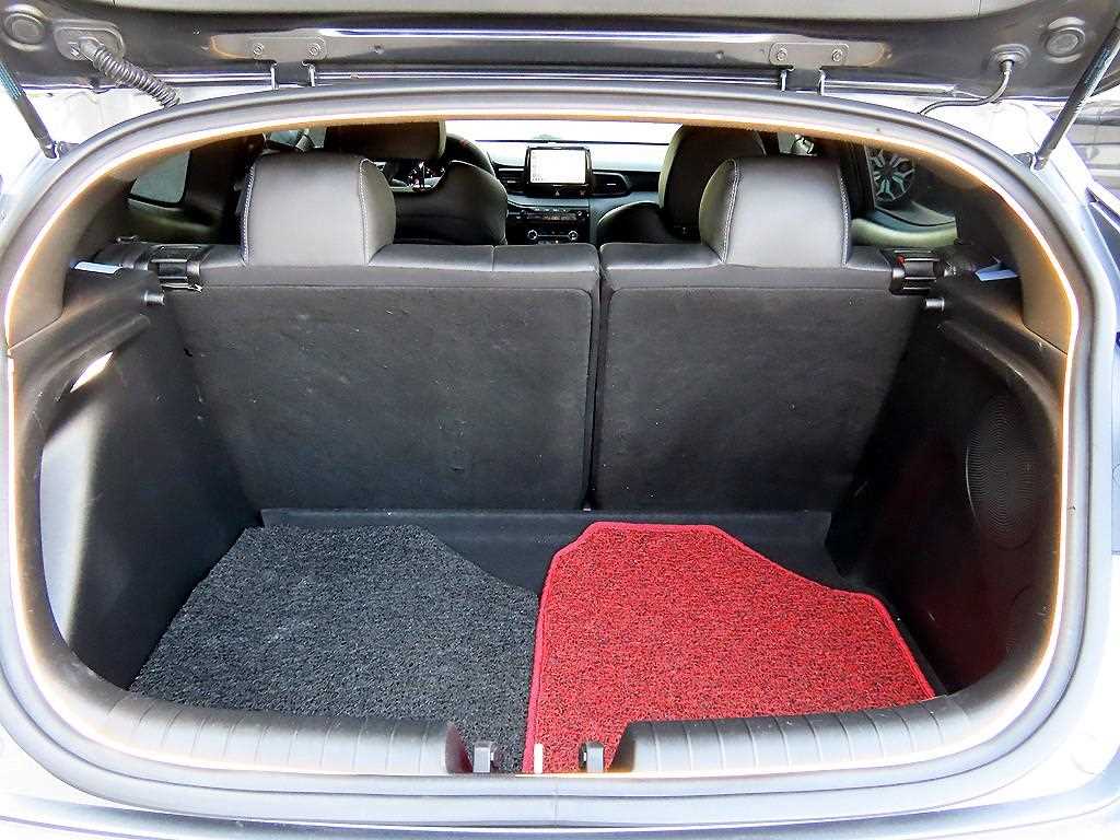Hyundai Veloster — photo 16