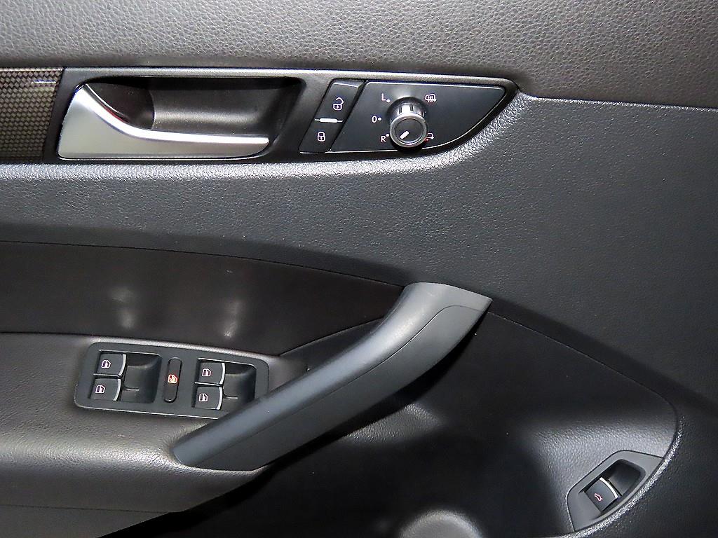 Volkswagen Passat — photo 13