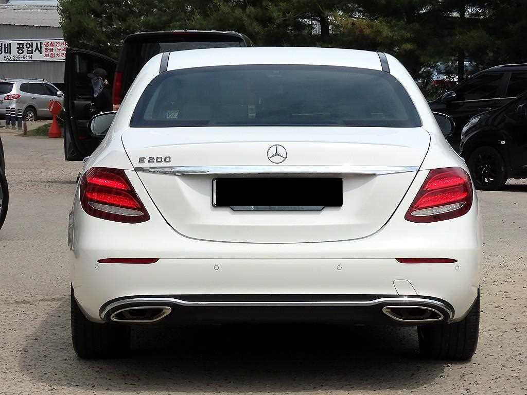 Mercedes-Benz E-Class — photo 04