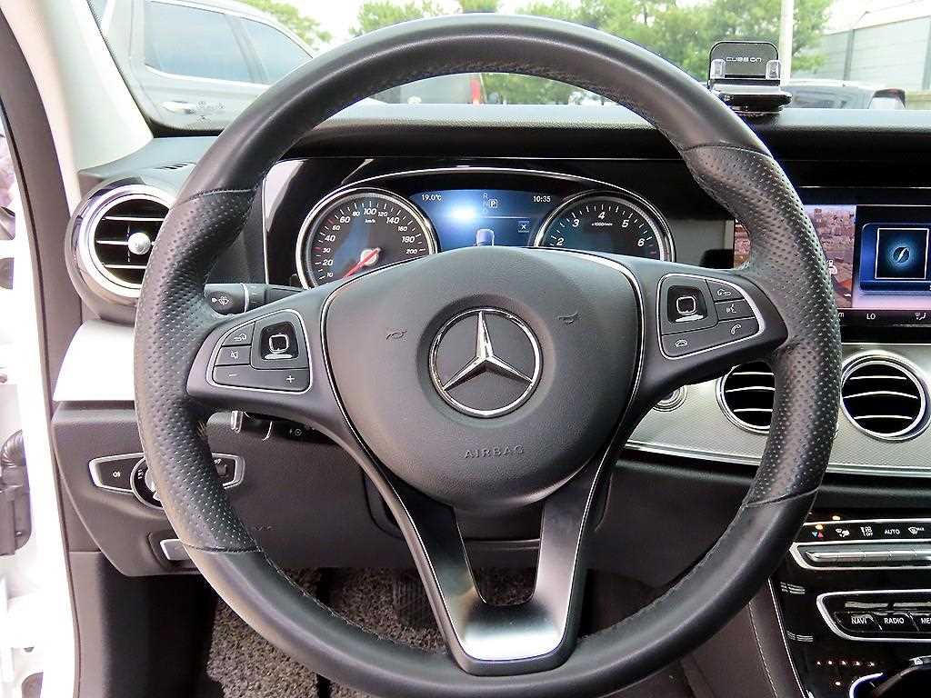 Mercedes-Benz E-Class — photo 08